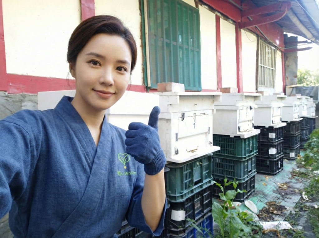 明心MinXin在花蜂園flowerbees執行蜂箱管理的任務